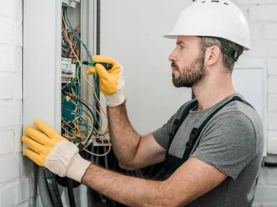 UVV Prüfung: Sorgenfrei arbeiten mit geprüften und sicheren Arbeitsplätzen