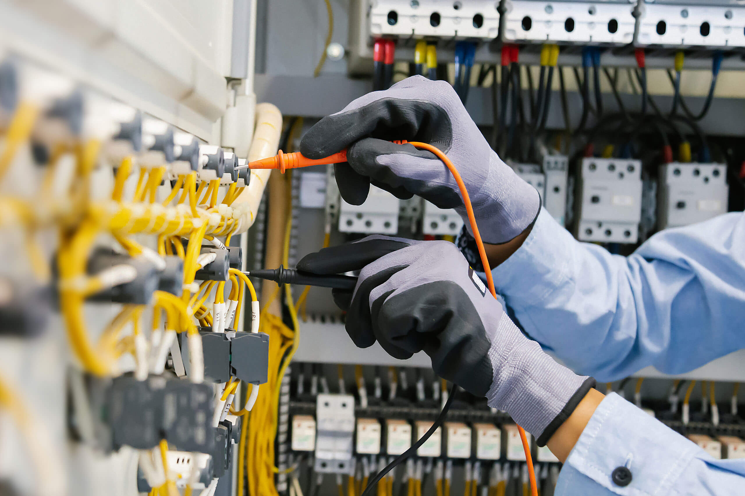 UVV Prüfung: Sorgenfrei arbeiten mit geprüften und sicheren Arbeitsplätzen