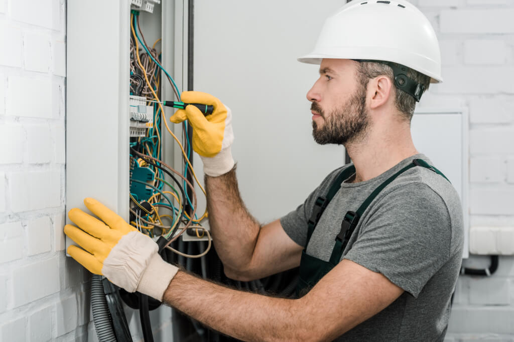 UVV Prüfung: Sorgenfrei arbeiten mit geprüften und sicheren Arbeitsplätzen
