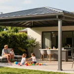 Terrassenüberdachungen in einer sonnigen Familienszene mit Picknick und Spielzeugen.